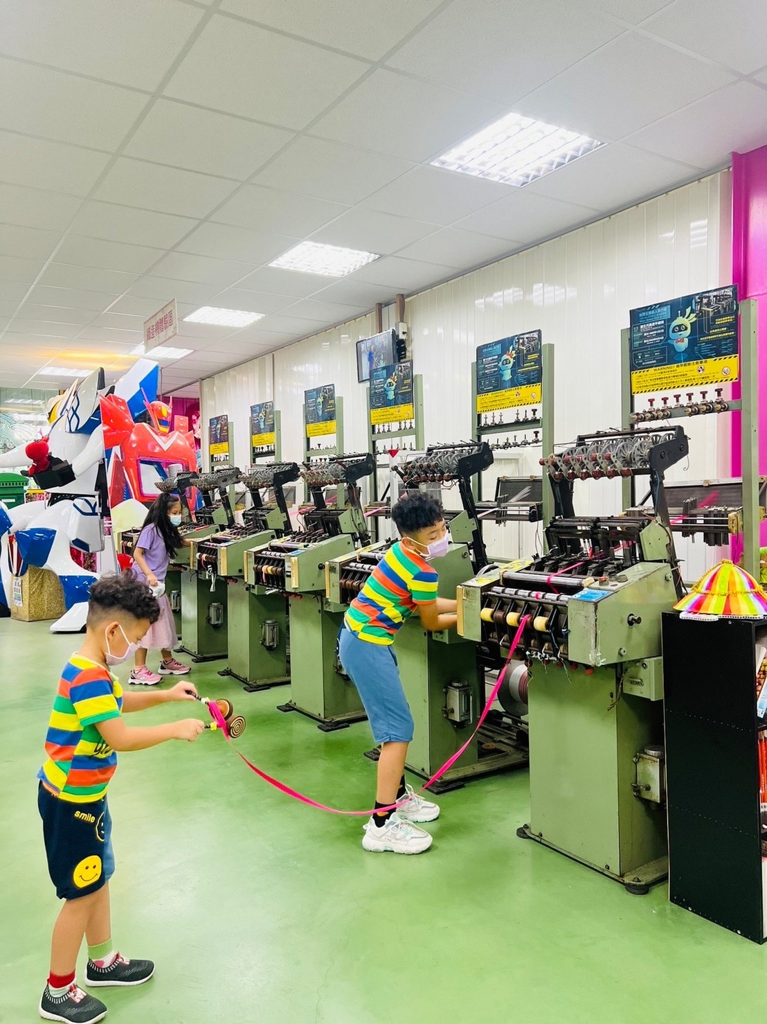 《彰化親子旅遊景點》免費參觀彰化緞帶王觀光工廠-入場就送緞帶免費茶飲/童玩步道暢玩 - 第45張圖