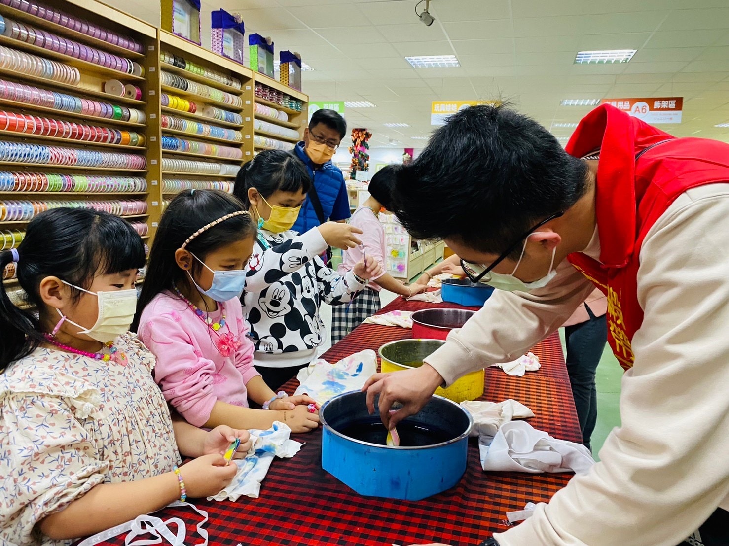《彰化親子旅遊景點》免費參觀彰化緞帶王觀光工廠-入場就送緞帶免費茶飲/童玩步道暢玩 - 第26張圖