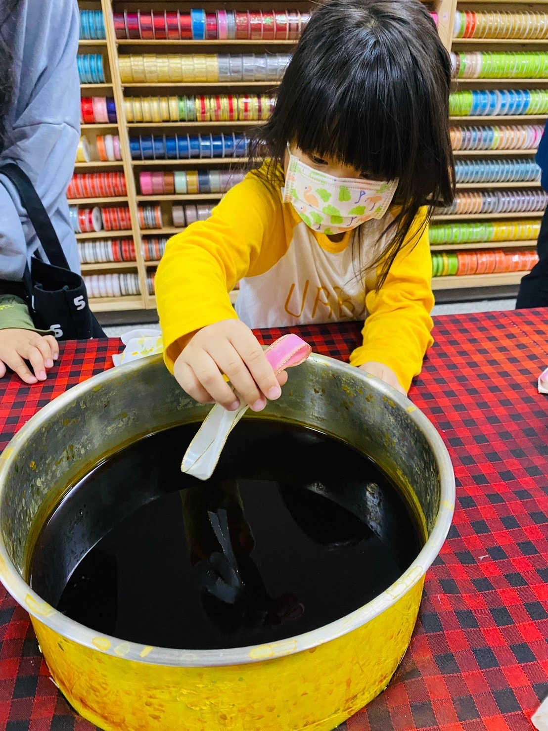 《彰化親子旅遊景點》免費參觀彰化緞帶王觀光工廠-入場就送緞帶免費茶飲/童玩步道暢玩 - 第27張圖