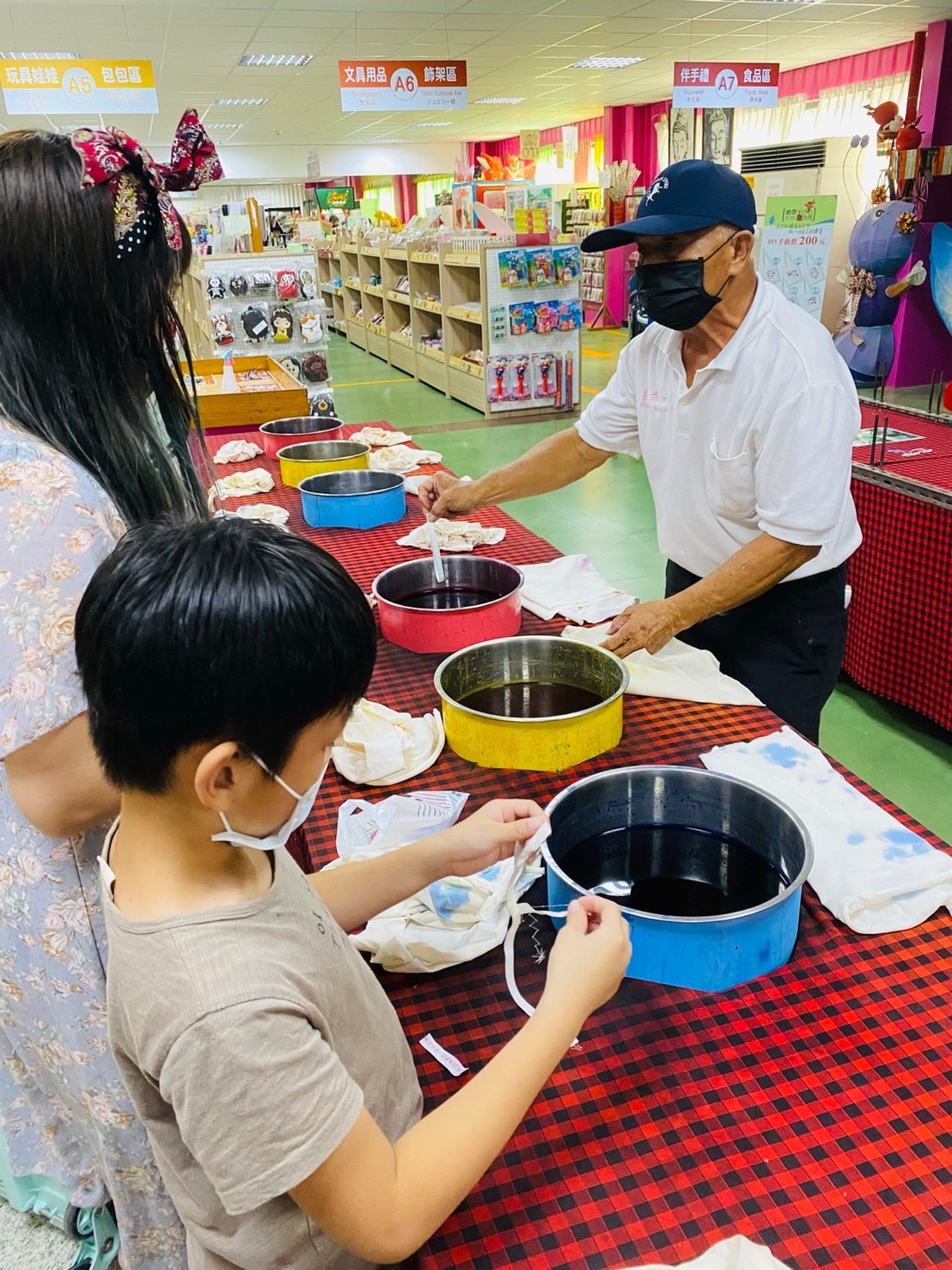 《彰化親子旅遊景點》免費參觀彰化緞帶王觀光工廠-入場就送緞帶免費茶飲/童玩步道暢玩 - 第29張圖