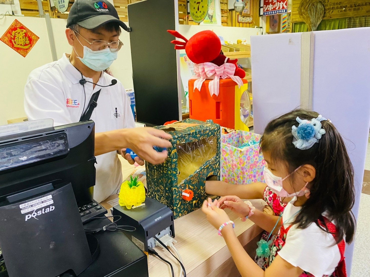 《彰化親子旅遊景點》免費參觀彰化緞帶王觀光工廠-入場就送緞帶免費茶飲/童玩步道暢玩 - 第54張圖