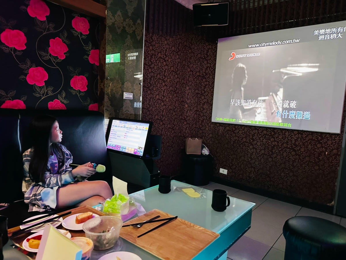台中｜憑學生證唱四小時150元：美樂蒂KTV親子同樂！包廂、餐點、設施完整攻略