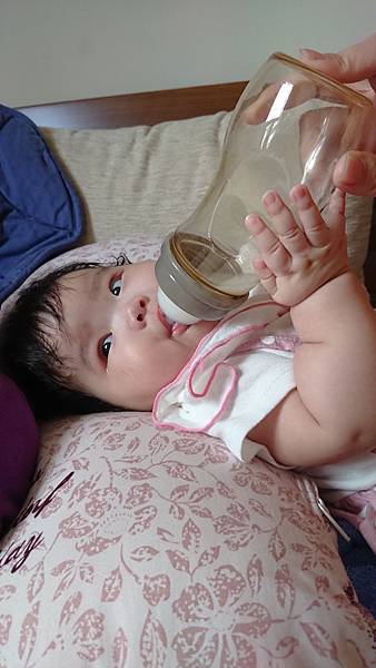 《體驗》孕媽媽詢問度高的PUKU不哭王國之母乳實感寬口黃金奶瓶和奶瓶清潔組合