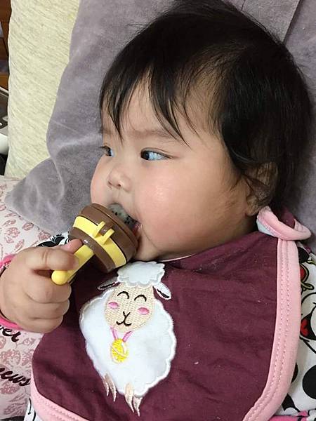 《育兒好物》副食品四-五個月樂妹與咬咬樂奇幻的相遇