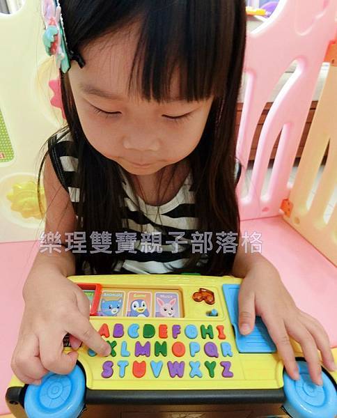 【育兒教具】玩樂中自然學習英文的美國領航品牌◎LeapFrog 跳跳蛙◎小熊家族有聲學習書&動物字母發音小巴士
