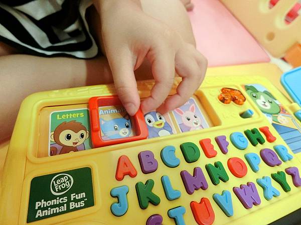 【育兒教具】玩樂中自然學習英文的美國領航品牌◎LeapFrog 跳跳蛙◎小熊家族有聲學習書&動物字母發音小巴士