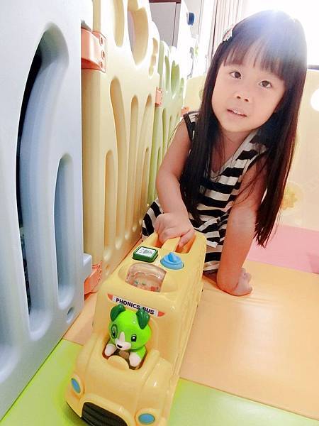【育兒教具】玩樂中自然學習英文的美國領航品牌◎LeapFrog 跳跳蛙◎小熊家族有聲學習書&動物字母發音小巴士