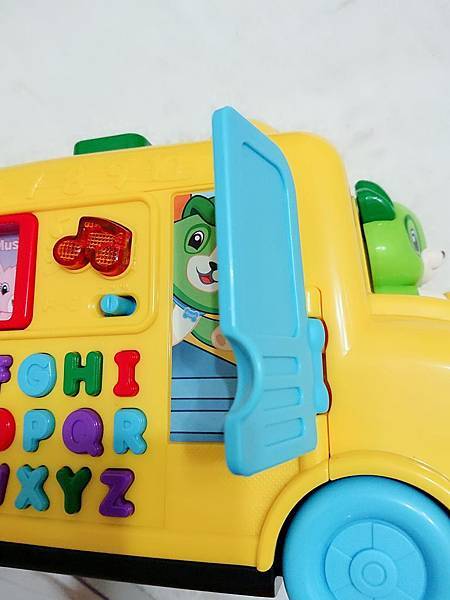 【育兒教具】玩樂中自然學習英文的美國領航品牌◎LeapFrog 跳跳蛙◎小熊家族有聲學習書&動物字母發音小巴士