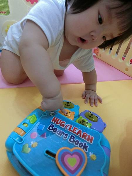 【育兒教具】玩樂中自然學習英文的美國領航品牌◎LeapFrog 跳跳蛙◎小熊家族有聲學習書&動物字母發音小巴士