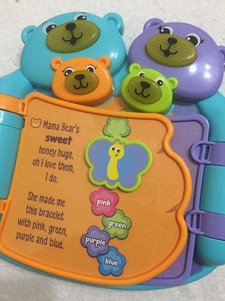 【育兒教具】玩樂中自然學習英文的美國領航品牌◎LeapFrog 跳跳蛙◎小熊家族有聲學習書&動物字母發音小巴士