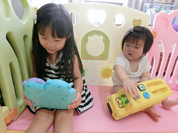 【育兒教具】玩樂中自然學習英文的美國領航品牌◎LeapFrog 跳跳蛙◎小熊家族有聲學習書&動物字母發音小巴士