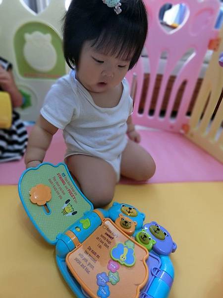 【育兒教具】玩樂中自然學習英文的美國領航品牌◎LeapFrog 跳跳蛙◎小熊家族有聲學習書&動物字母發音小巴士