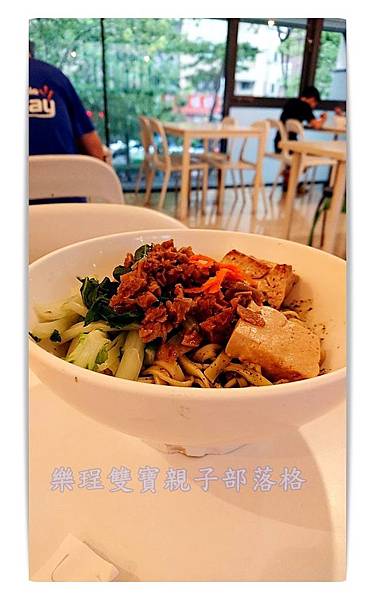 【台中素食】南屯區素食親子小餐館—呷飯店(附親子閱讀角落)