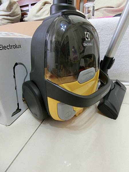 【開箱文】伊萊克斯 Electrolux新一代4.5Kg超輕巧吸塵器 Z1230