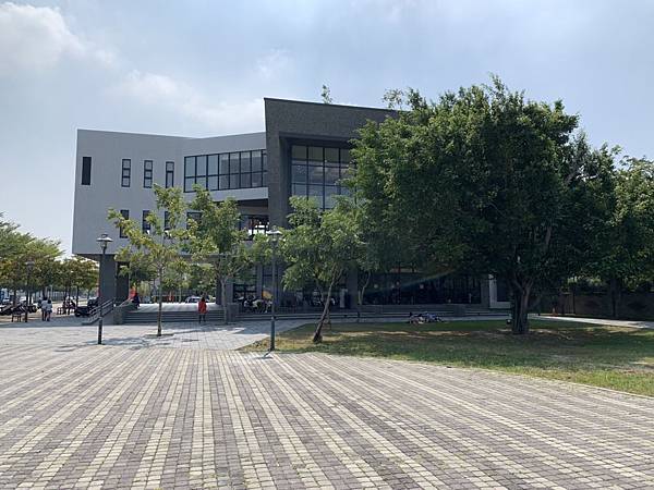 【台中景點】南屯區2018新遛寶景點─李科永紀念圖書分館─特色圖書館/親子閱讀區/融合公園綠地/台中野餐地方