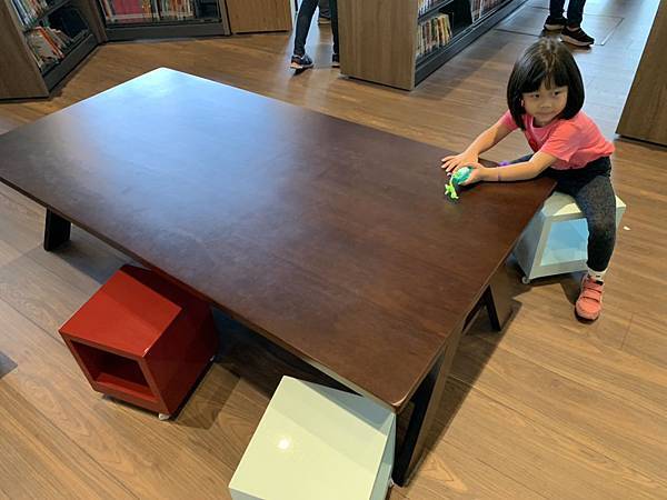 【台中景點】南屯區2018新遛寶景點─李科永紀念圖書分館─特色圖書館/親子閱讀區/融合公園綠地/台中野餐地方