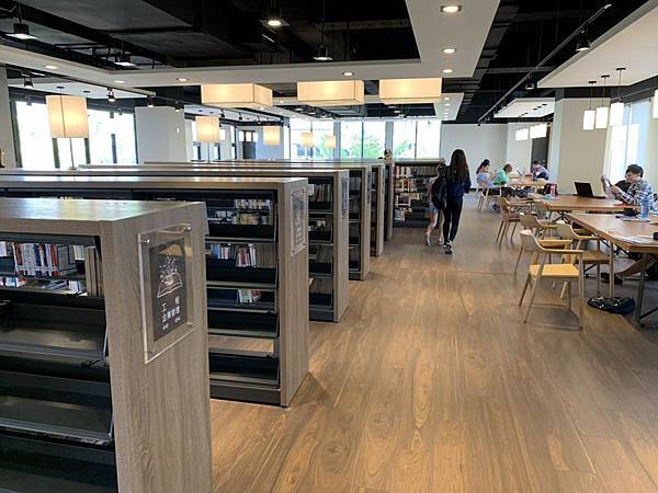 【台中景點】南屯區2018新遛寶景點─李科永紀念圖書分館─特色圖書館/親子閱讀區/融合公園綠地/台中野餐地方