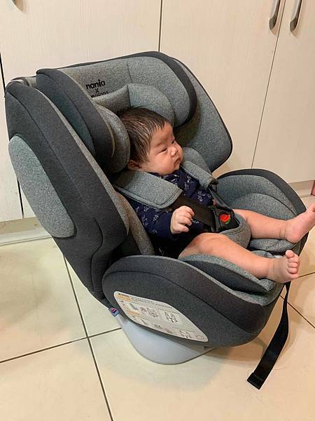 【育兒體驗】nania納尼亞 納歐聯名 360度旋轉 0-12歲 Isofix 汽車安全座椅/灰色FB00360