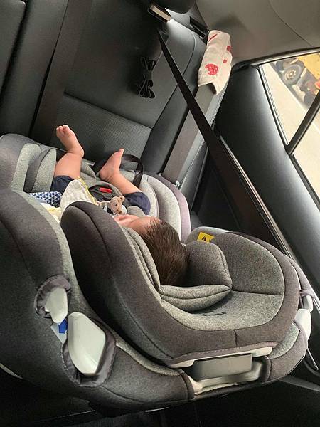 【育兒體驗】nania納尼亞 納歐聯名 360度旋轉 0-12歲 Isofix 汽車安全座椅/灰色FB00360