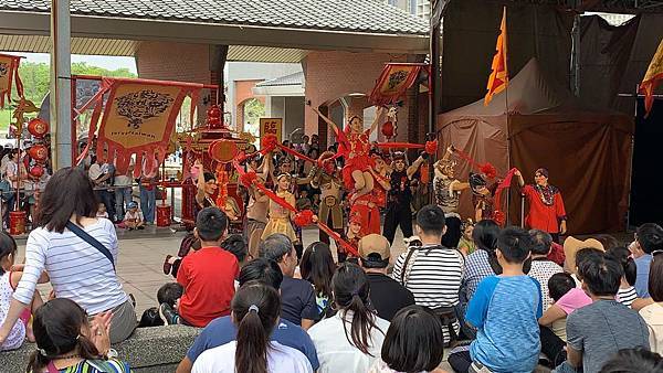 【樂珵雙寶出任務】宜蘭旅遊：穿著旗袍玩樂傳統藝術中心│小花園| 竹工藝