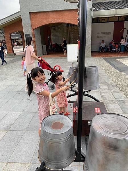 【樂珵雙寶出任務】宜蘭旅遊：穿著旗袍玩樂傳統藝術中心│小花園| 竹工藝