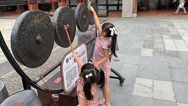 【樂珵雙寶出任務】宜蘭旅遊：穿著旗袍玩樂傳統藝術中心│小花園| 竹工藝