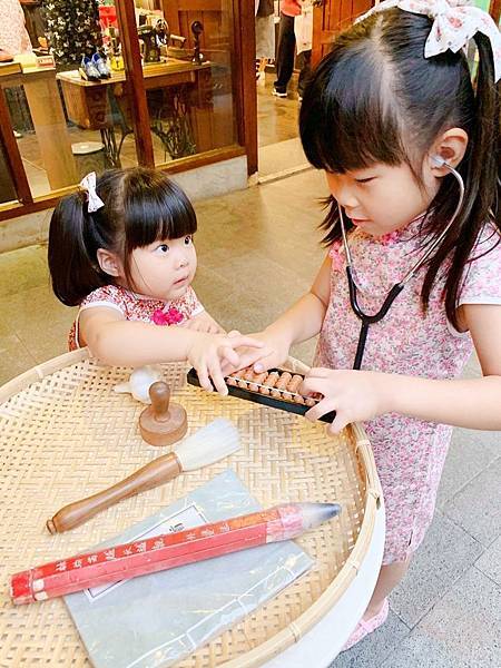 【樂珵雙寶出任務】宜蘭旅遊：穿著旗袍玩樂傳統藝術中心│小花園| 竹工藝