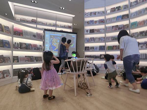 【親子共學場地】台中南屯區益品書屋EP-BOOK│100元入場費飲料喝到飽│親子閱讀