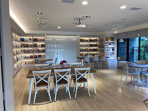 【親子共學場地】台中南屯區益品書屋EP-BOOK│100元入場費飲料喝到飽│親子閱讀