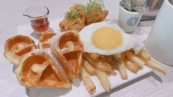 【台中南屯美食】文心公園Chow Chow Cafe 巧巧咖啡│包廂服務│低脂輕食料理│免服務費