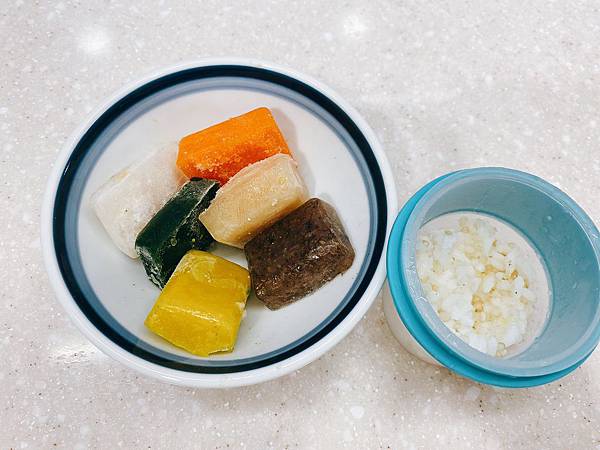 【副食品】外出副食品怎麼吃│2angels矽膠副食品零食儲存杯+矽膠餵食湯匙