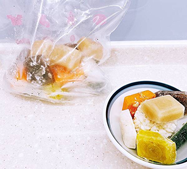 【副食品】外出副食品怎麼吃│2angels矽膠副食品零食儲存杯+矽膠餵食湯匙