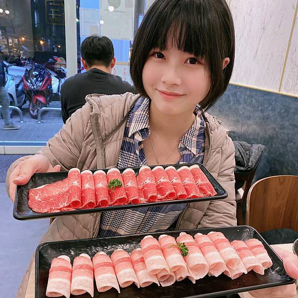 【台中西屯美食】仨小鍋物sa xiao hot pot │商業經濟鍋165元│麻油烏骨雞火鍋│免收服務費