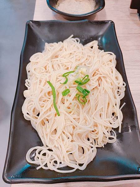 【台中西屯美食】仨小鍋物sa xiao hot pot │商業經濟鍋165元│麻油烏骨雞火鍋│免收服務費