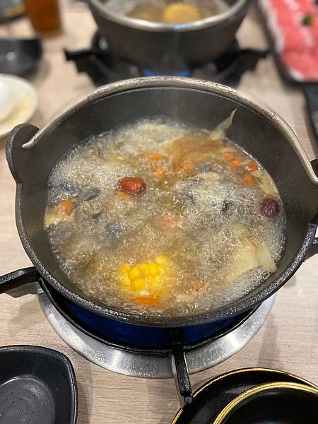 【台中西屯美食】仨小鍋物sa xiao hot pot │商業經濟鍋165元│麻油烏骨雞火鍋│免收服務費