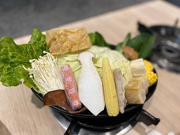 【台中西屯美食】仨小鍋物sa xiao hot pot │商業經濟鍋165元│麻油烏骨雞火鍋│免收服務費