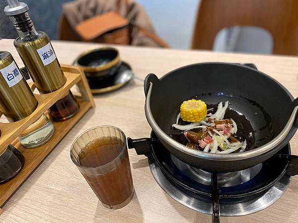 【台中西屯美食】仨小鍋物sa xiao hot pot │商業經濟鍋165元│麻油烏骨雞火鍋│免收服務費