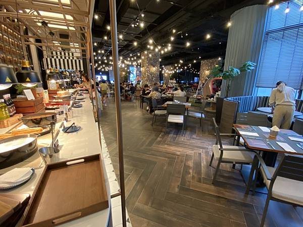 【媽媽帶我去環島一】桃園青埔親子飯店和逸飯店COZZI Blu有療癒的企鵝機器人/緊鄰Xpark桃園水族館海生館和新光影城