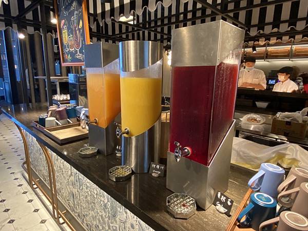 【媽媽帶我去環島一】桃園青埔親子飯店和逸飯店COZZI Blu有療癒的企鵝機器人/緊鄰Xpark桃園水族館海生館和新光影城
