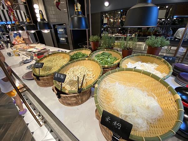 【媽媽帶我去環島一】桃園青埔親子飯店和逸飯店COZZI Blu有療癒的企鵝機器人/緊鄰Xpark桃園水族館海生館和新光影城