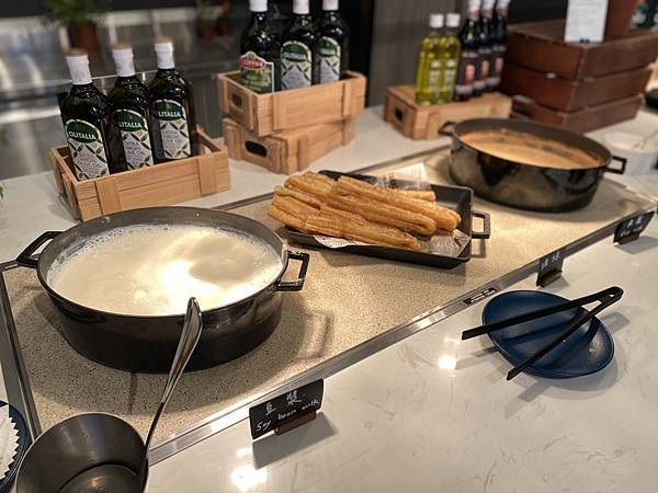 【媽媽帶我去環島一】桃園青埔親子飯店和逸飯店COZZI Blu有療癒的企鵝機器人/緊鄰Xpark桃園水族館海生館和新光影城
