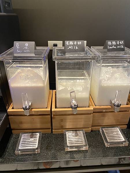 【媽媽帶我去環島一】桃園青埔親子飯店和逸飯店COZZI Blu有療癒的企鵝機器人/緊鄰Xpark桃園水族館海生館和新光影城