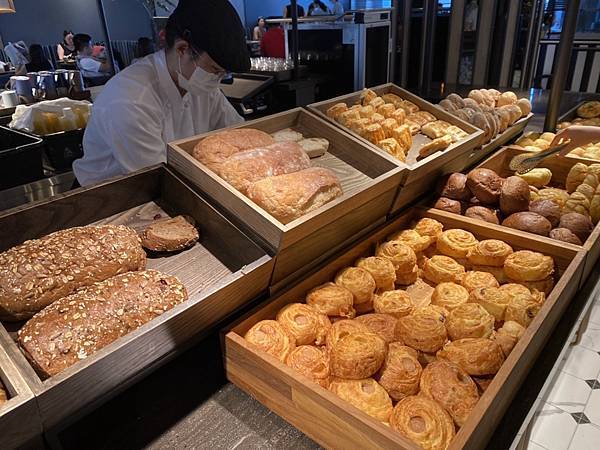 【媽媽帶我去環島一】桃園青埔親子飯店和逸飯店COZZI Blu有療癒的企鵝機器人/緊鄰Xpark桃園水族館海生館和新光影城