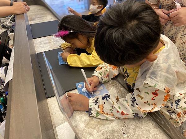 【媽媽帶我去環島一】桃園青埔親子飯店和逸飯店COZZI Blu有療癒的企鵝機器人/緊鄰Xpark桃園水族館海生館和新光影城