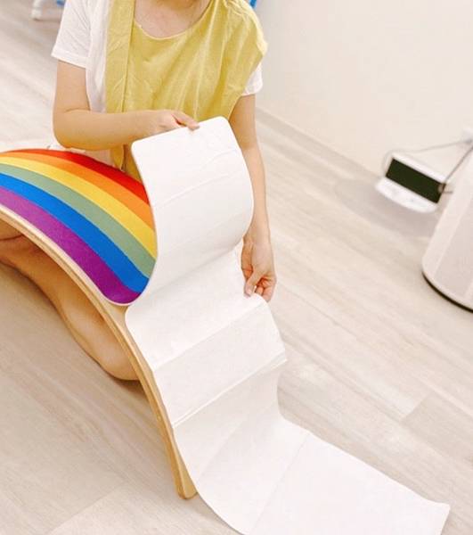 【教具推薦】ColorFan歐美超夯平衡彎板｜在家也能訓練平衡的教具｜溜滑梯、翹翹板、搖搖椅、娛樂桌多種玩法