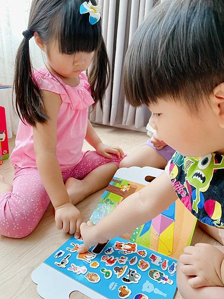 【樂讀心得】0~6歲英文童書推薦/磁鐵書/翻翻書/遊戲書，讓孩子從小愛上英文書